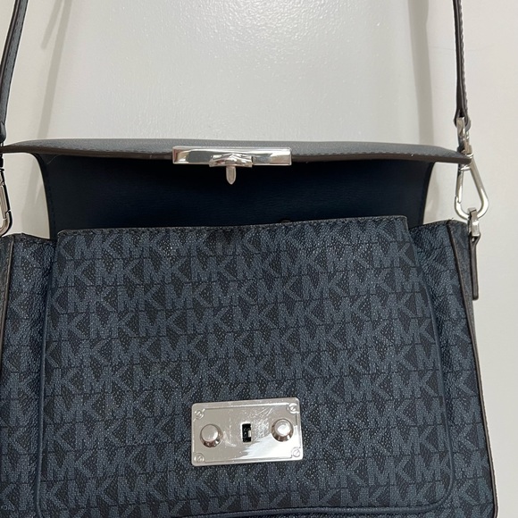 Michalel Kors Model Number 35S1SXOM2B / ROSE MESSENGER - Picture 7 of 15